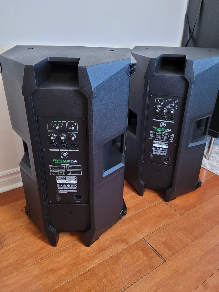 2x Mackie Thump 15A 1300W with speaker stands - photo 2