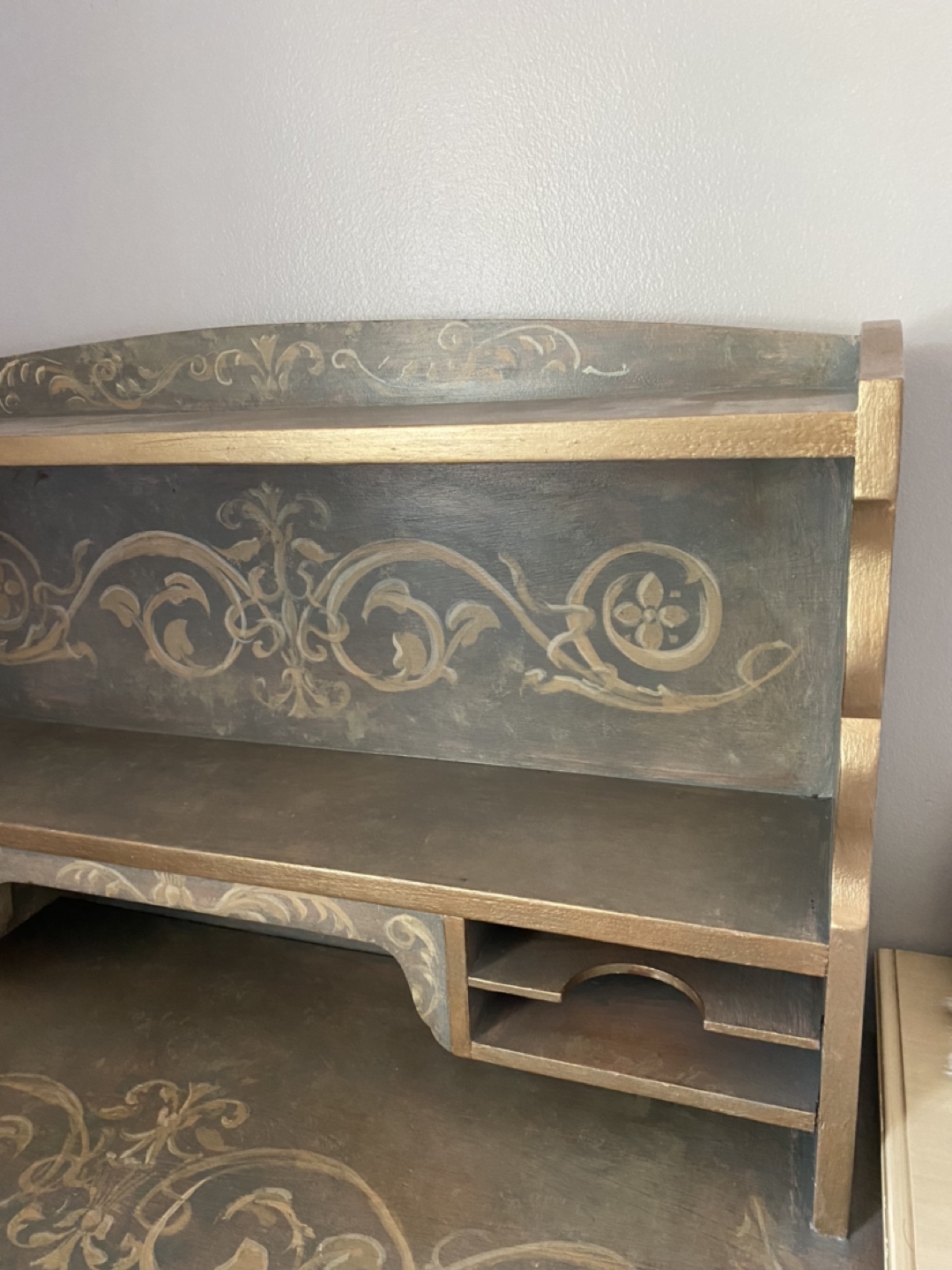 Desk - photo 3