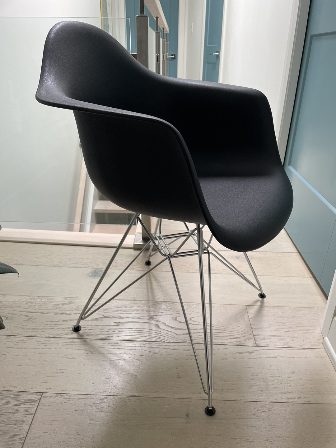 Eames replica molded plastic arm chair - photo 3
