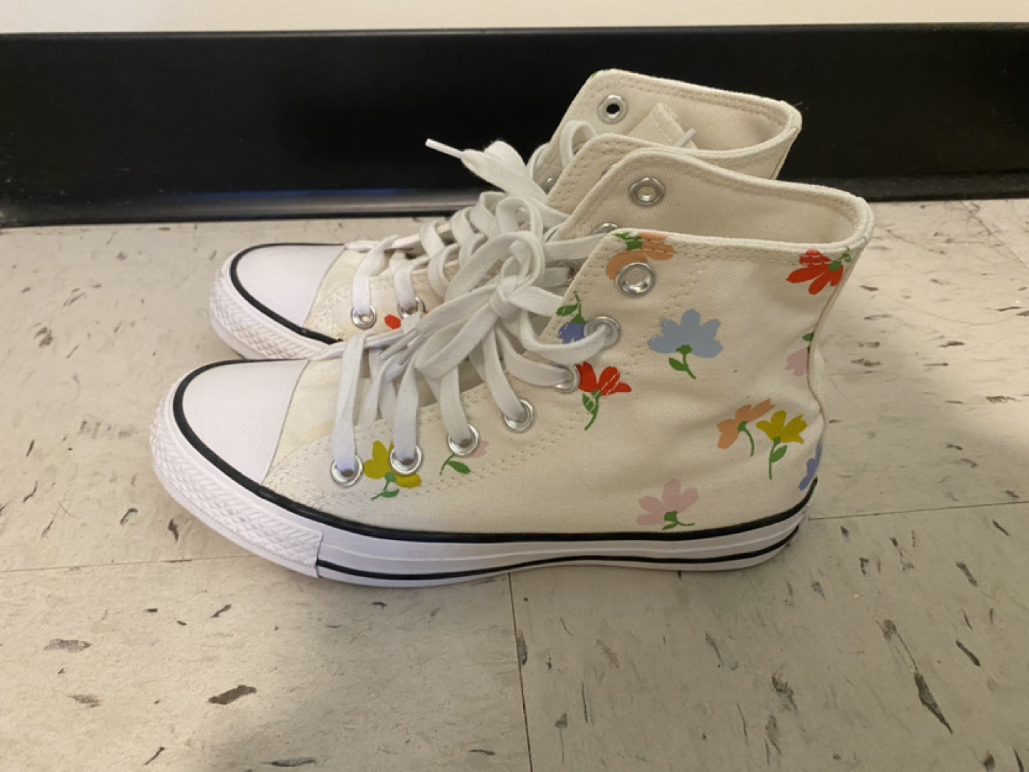 Converse shoes, 95%New thumbnail
