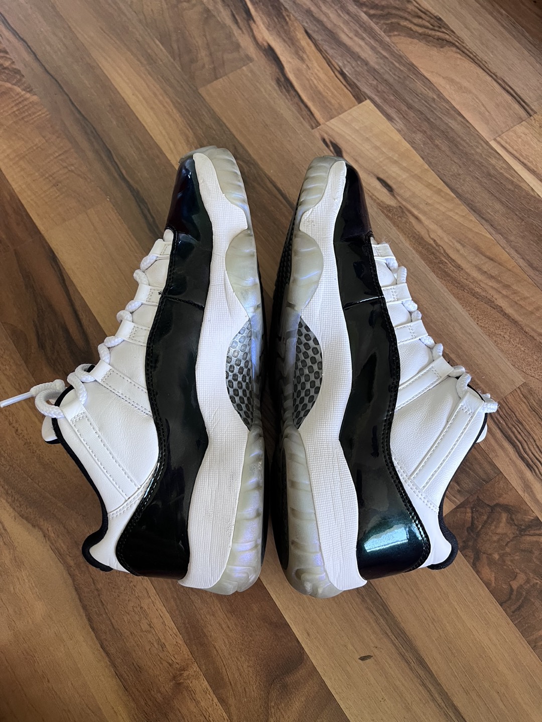 Jordan 11 Low Iridescent Size 9.5 9/10 - photo 3