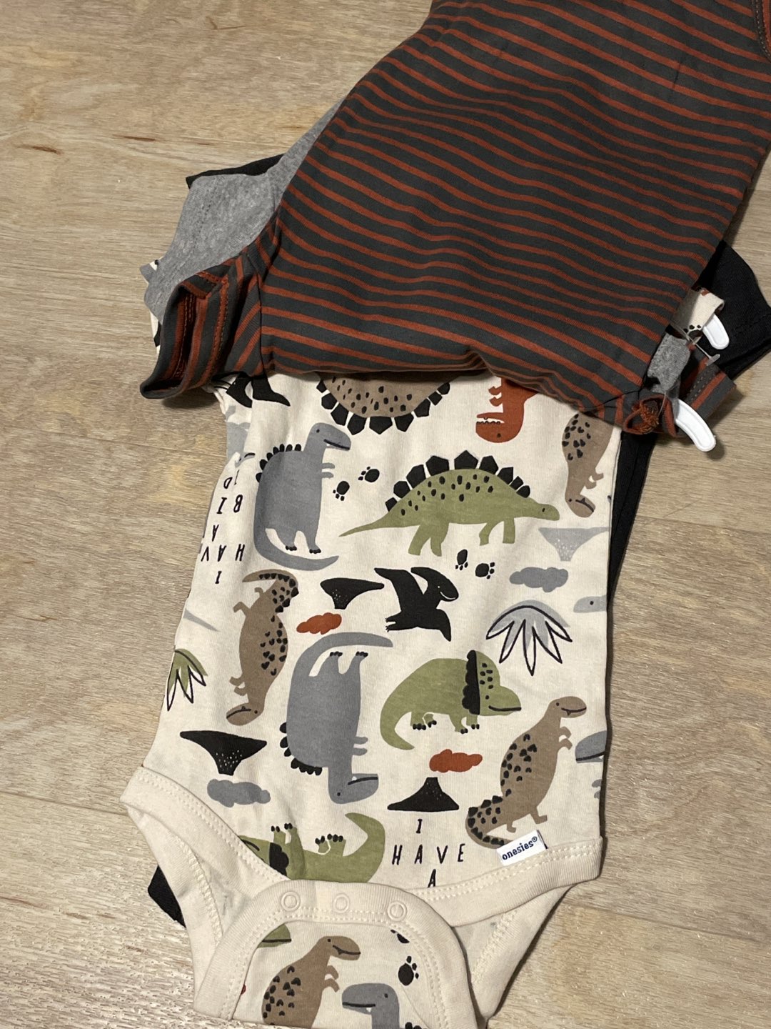 New 4 pack of Gerber onesies 6-9 months image indicator(2)