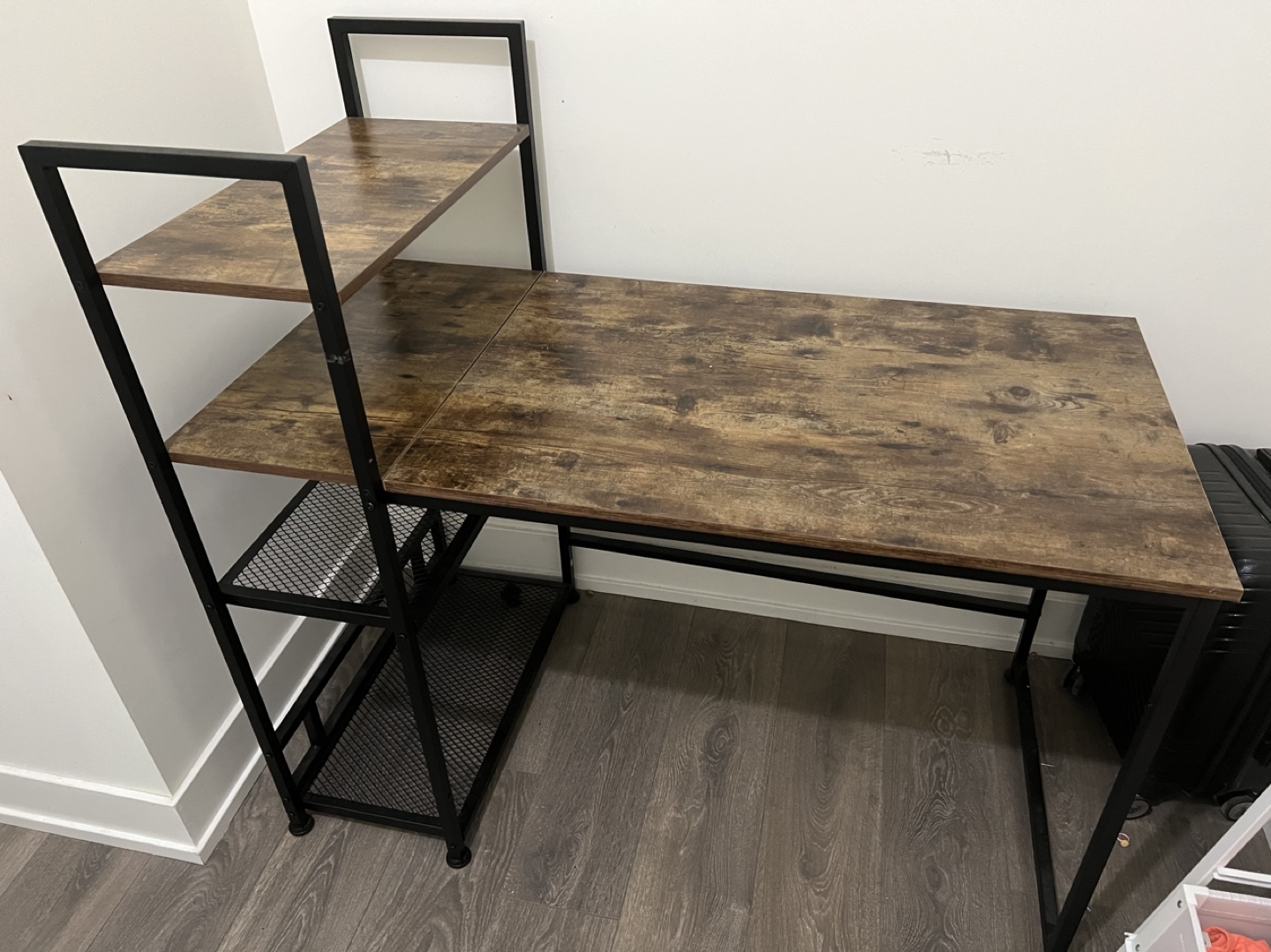 Desk - photo 2