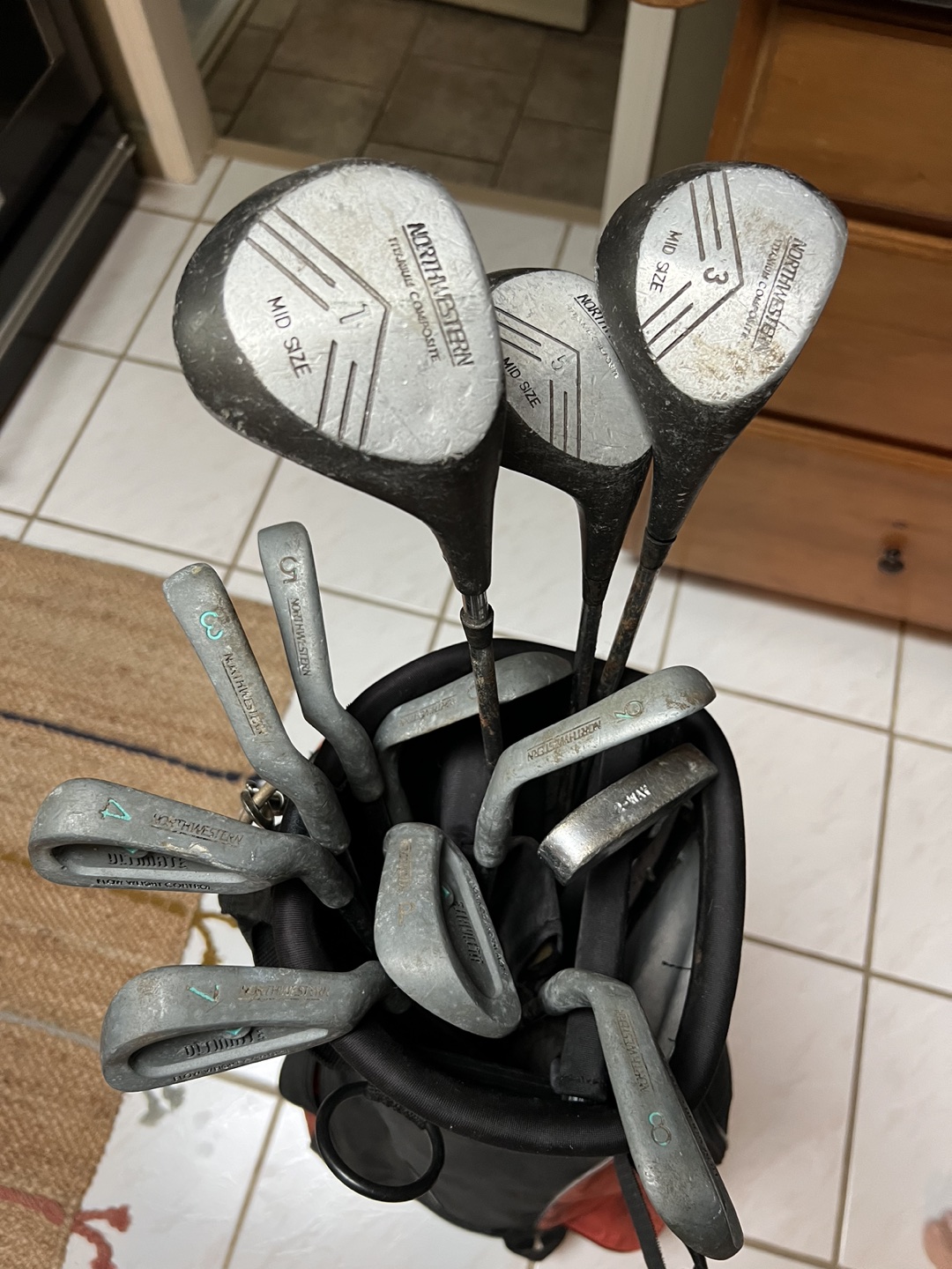Full set of right handed golf clubs image indicator(2)