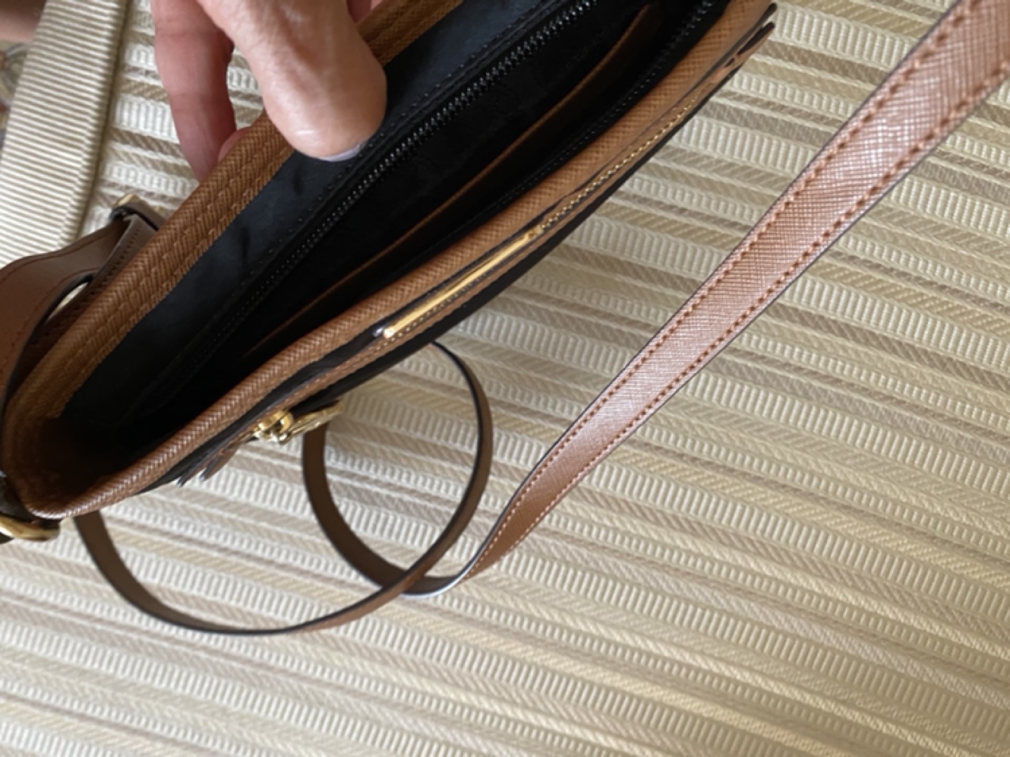 Michael Kors cross body bag image indicator(3)