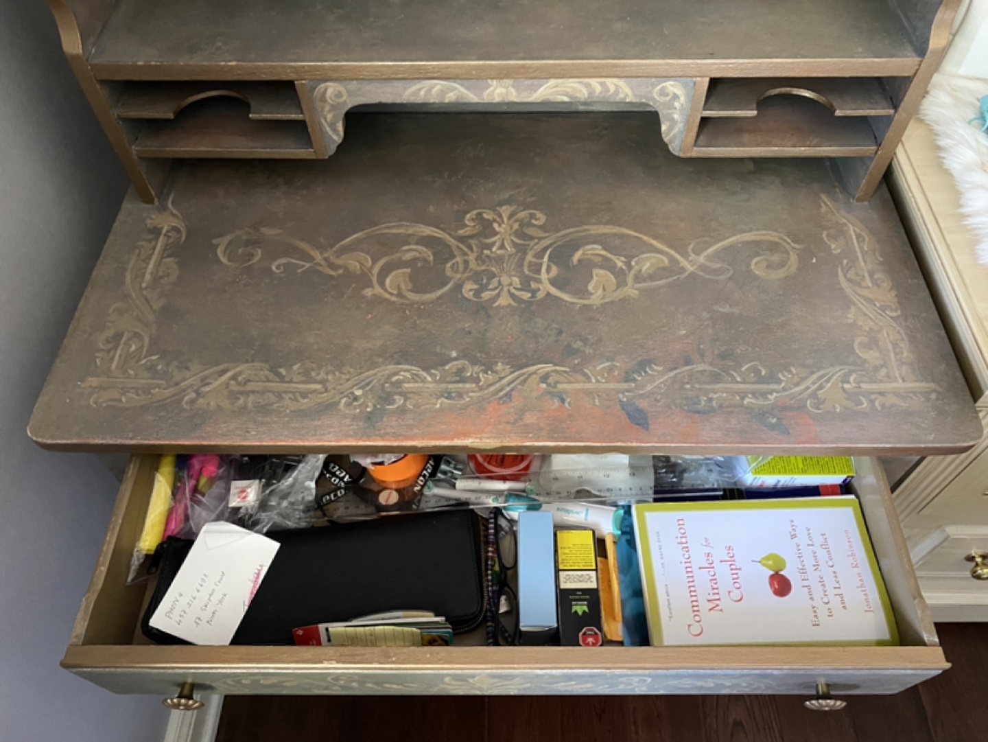 Desk - photo 4