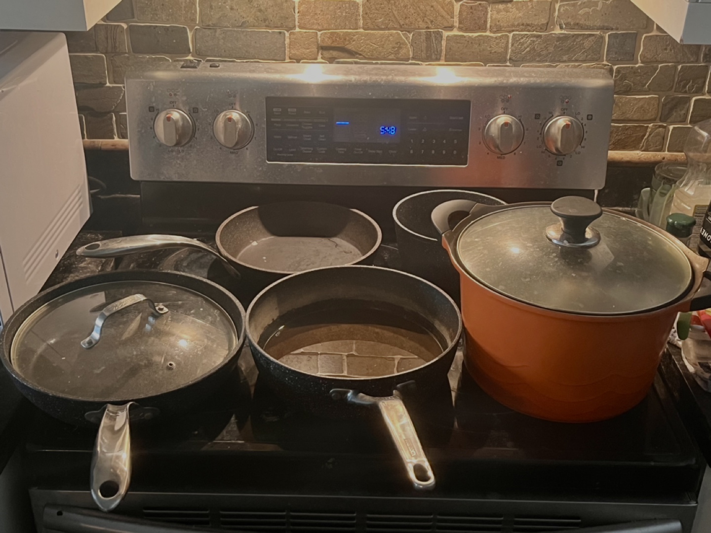 Pans and pots(with 2 cover)