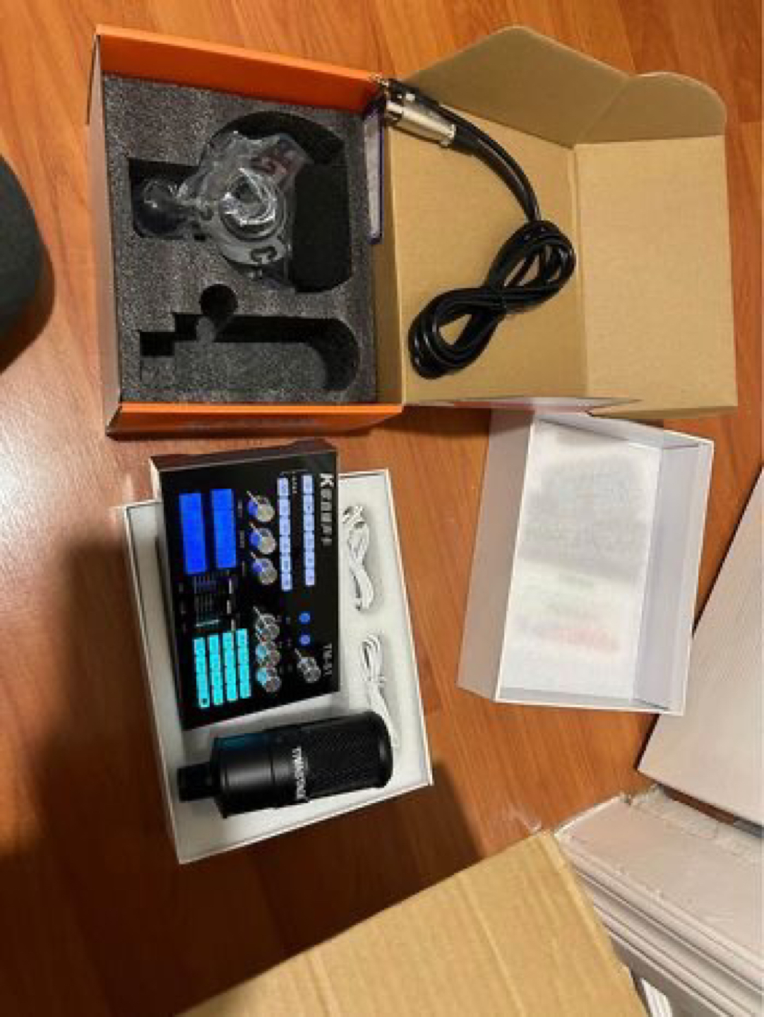 Soundcard condenser microphone sets for live streaming