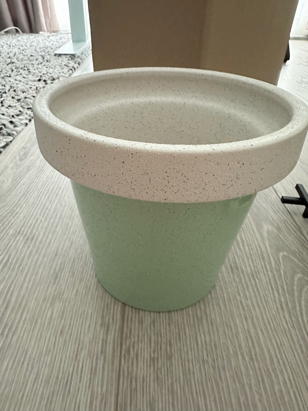 7.5in display planter pot with stand from structube 💰 - photo 3