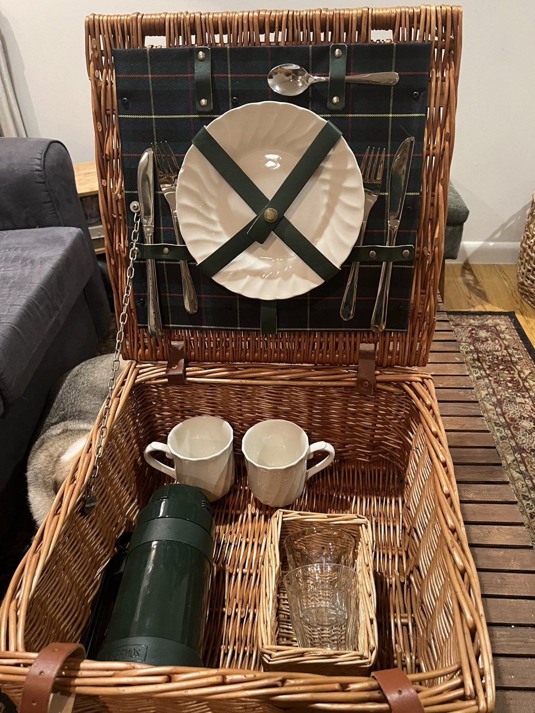Vintage Wicker Picnic Basket - photo 2