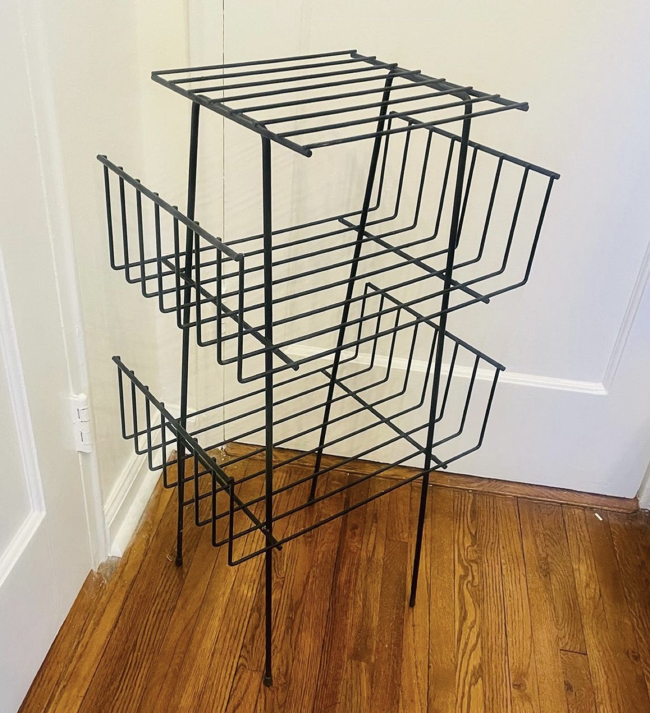 MCM Perforated Mesh Metal Atomic Magazine Holder/Tele. Stand