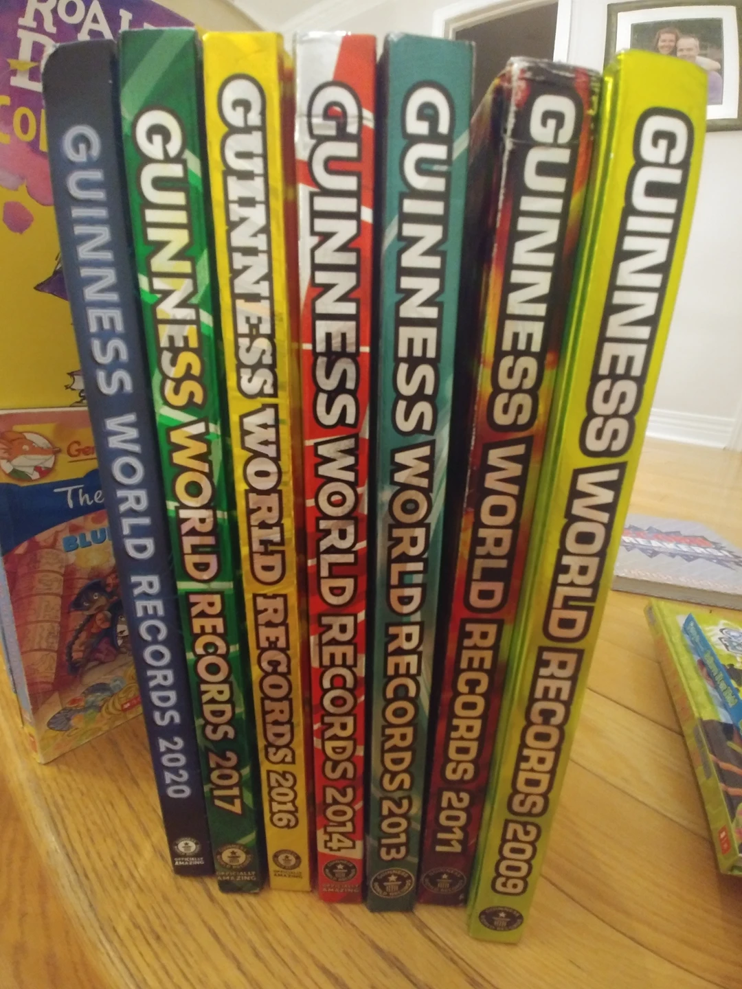 Guinness World Record Books image indicator(2)