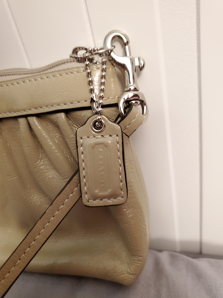 Authentic coach beige patent leather wristlet image indicator(3)