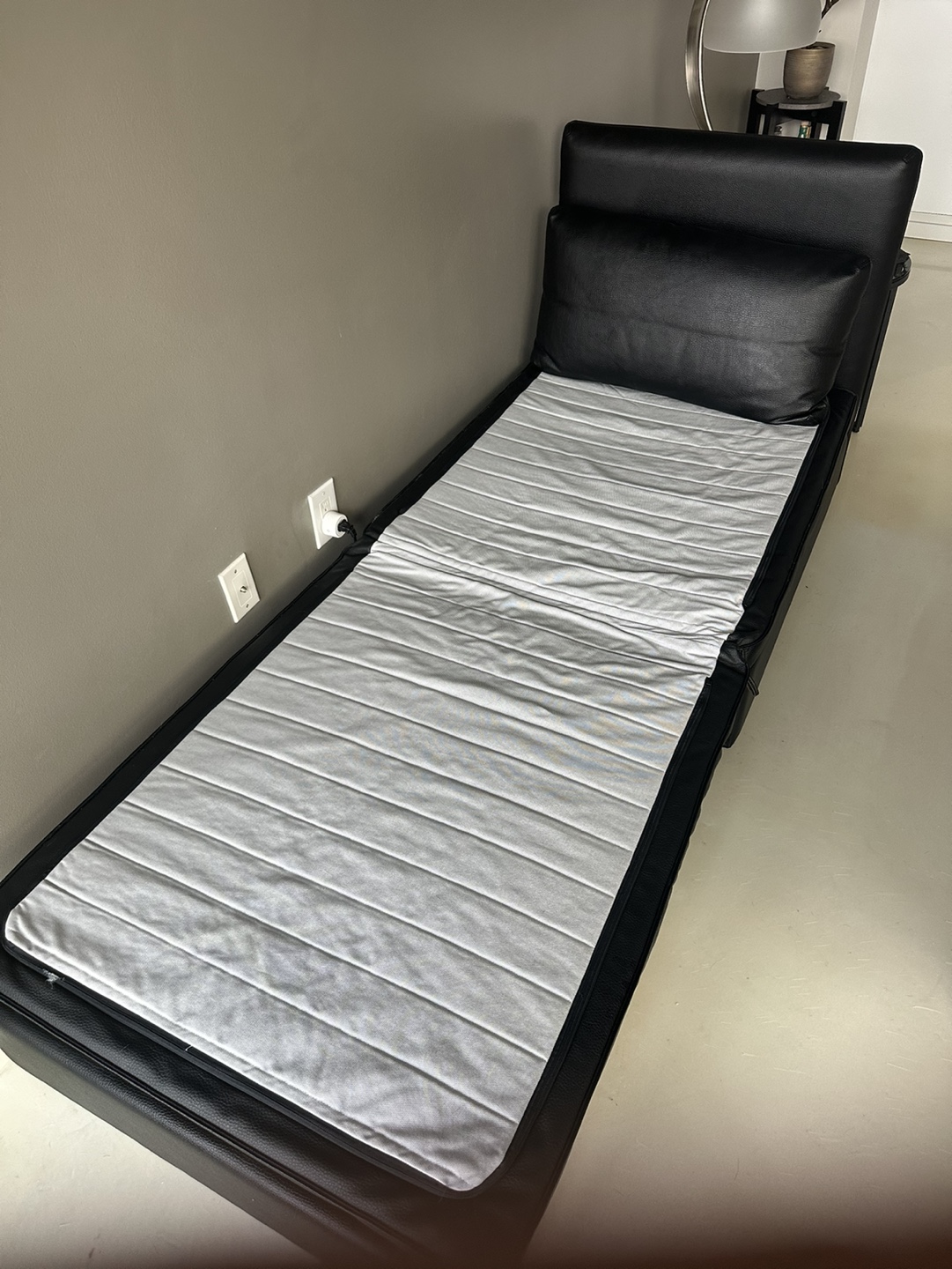 Pull out couch - photo 2