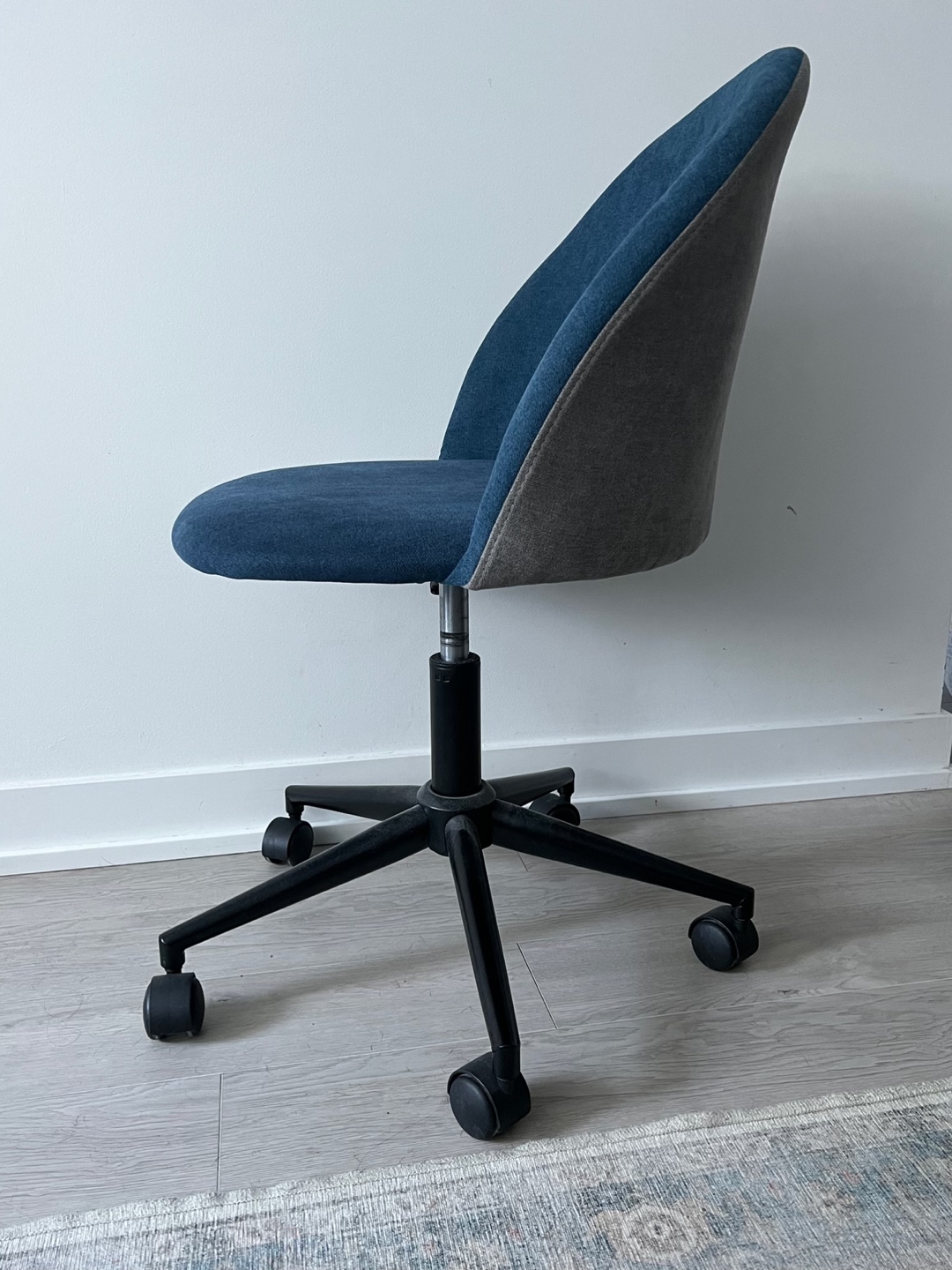 Barely used office chair - photo 3