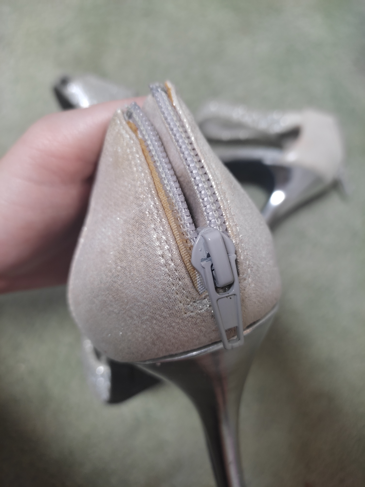 silver high heels image indicator(3)