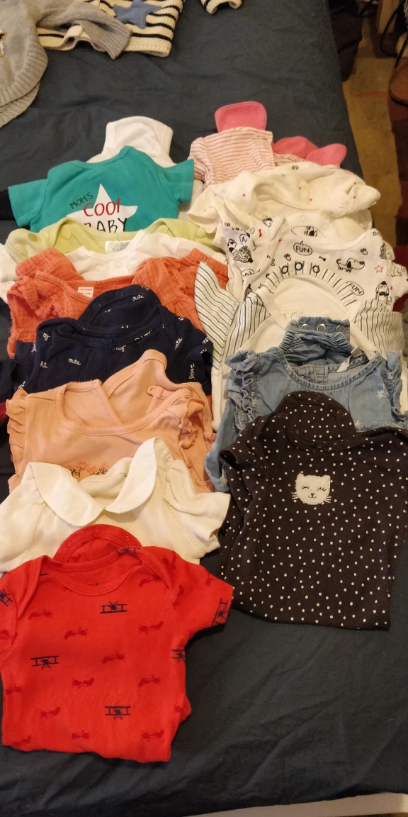 50 pieces of super cute 3-6mo clothes! GAP and Disney  image indicator(10)