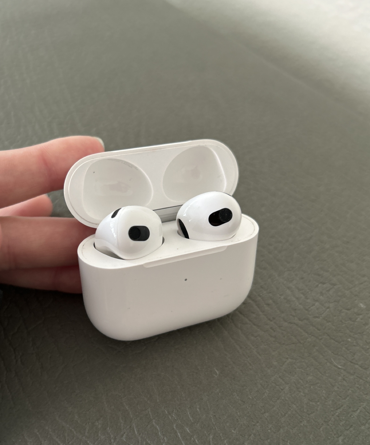 Apple AirPods (3rd generation) thumbnail