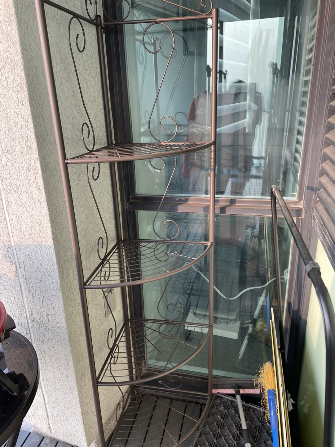 Metal corner shelves