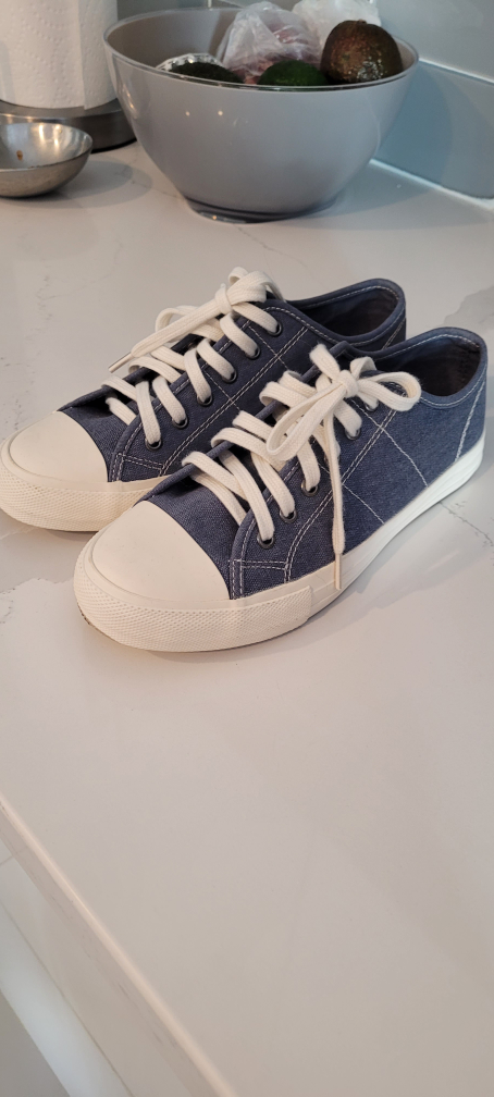 AE Sneaker Size 6