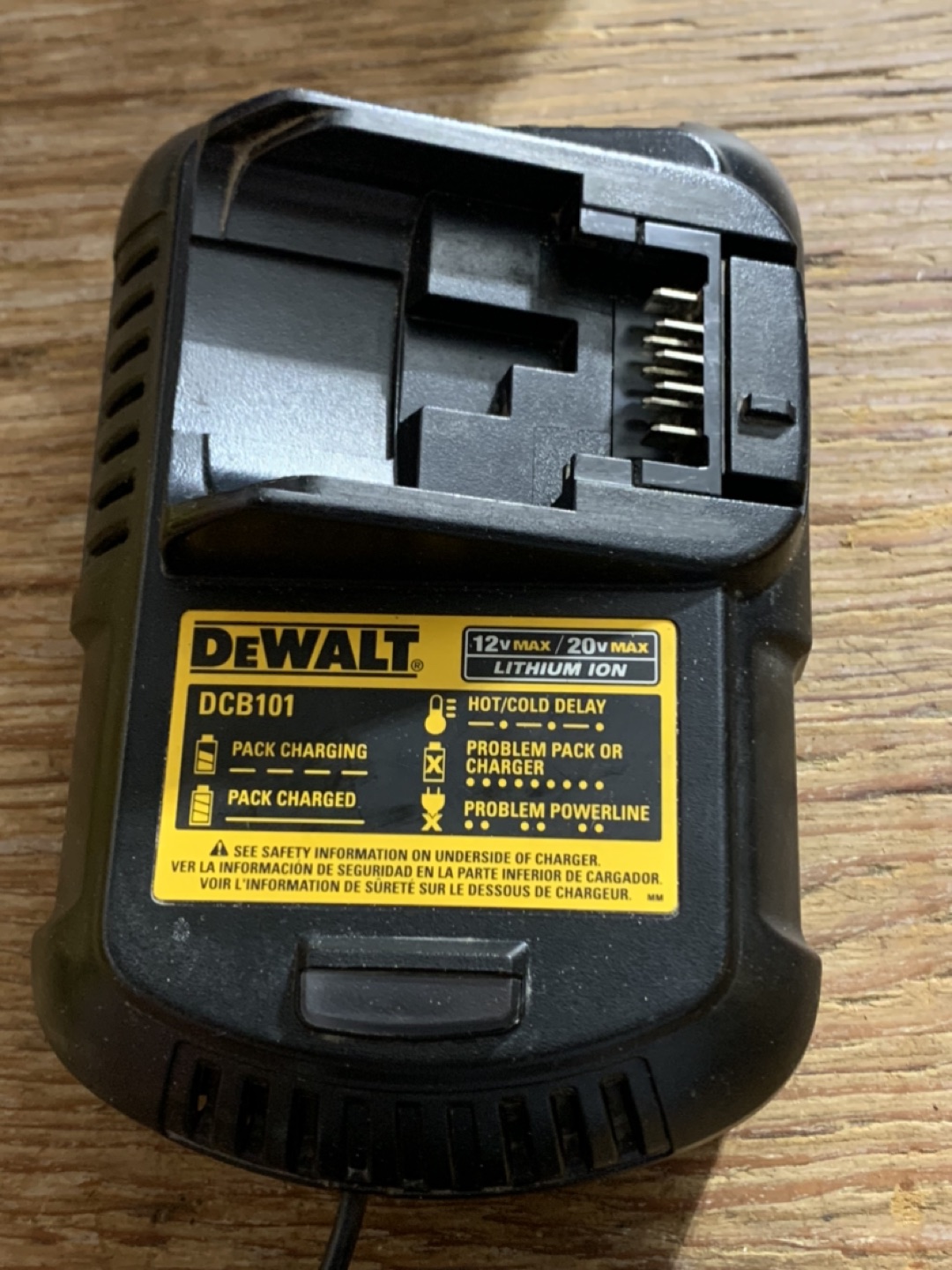 Dewalt power tool battery charger - photo 2