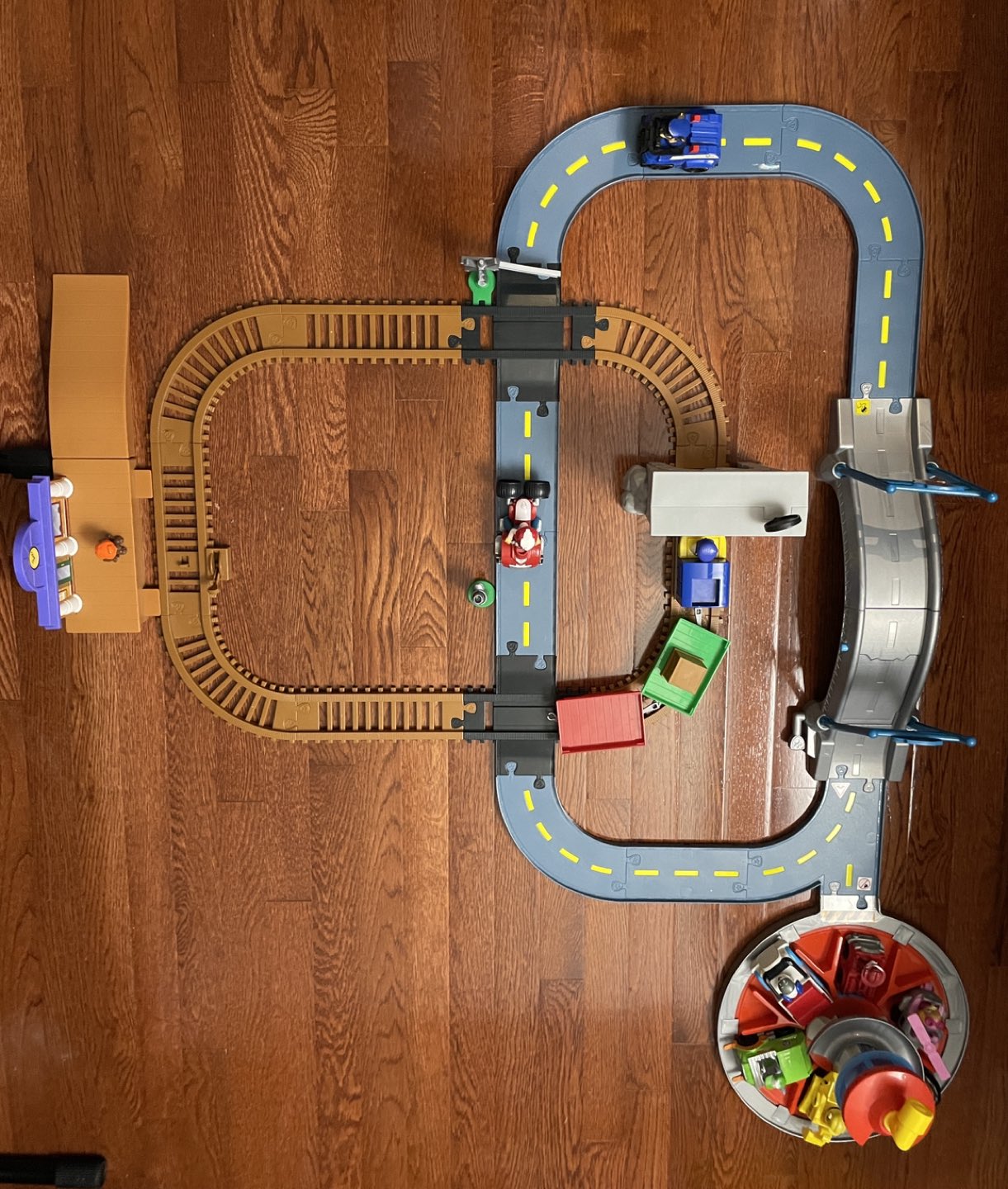 Paw Patrol Toy - Launch N Roll lookout tower set with train set