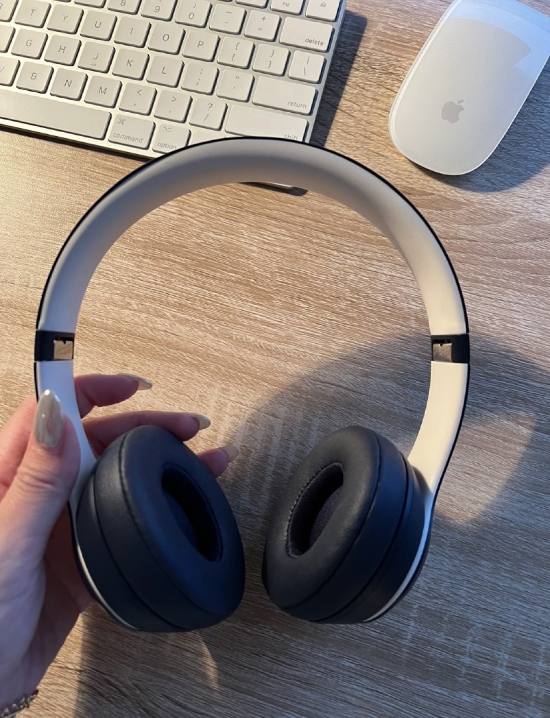 Beats Solo3 Bluetooth Headphones image indicator(2)