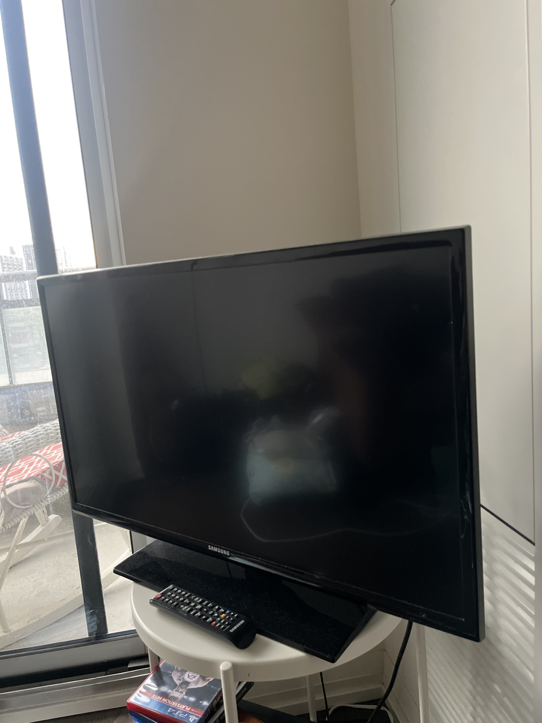 Samsung TV 32” with remote MOVING SALE thumbnail