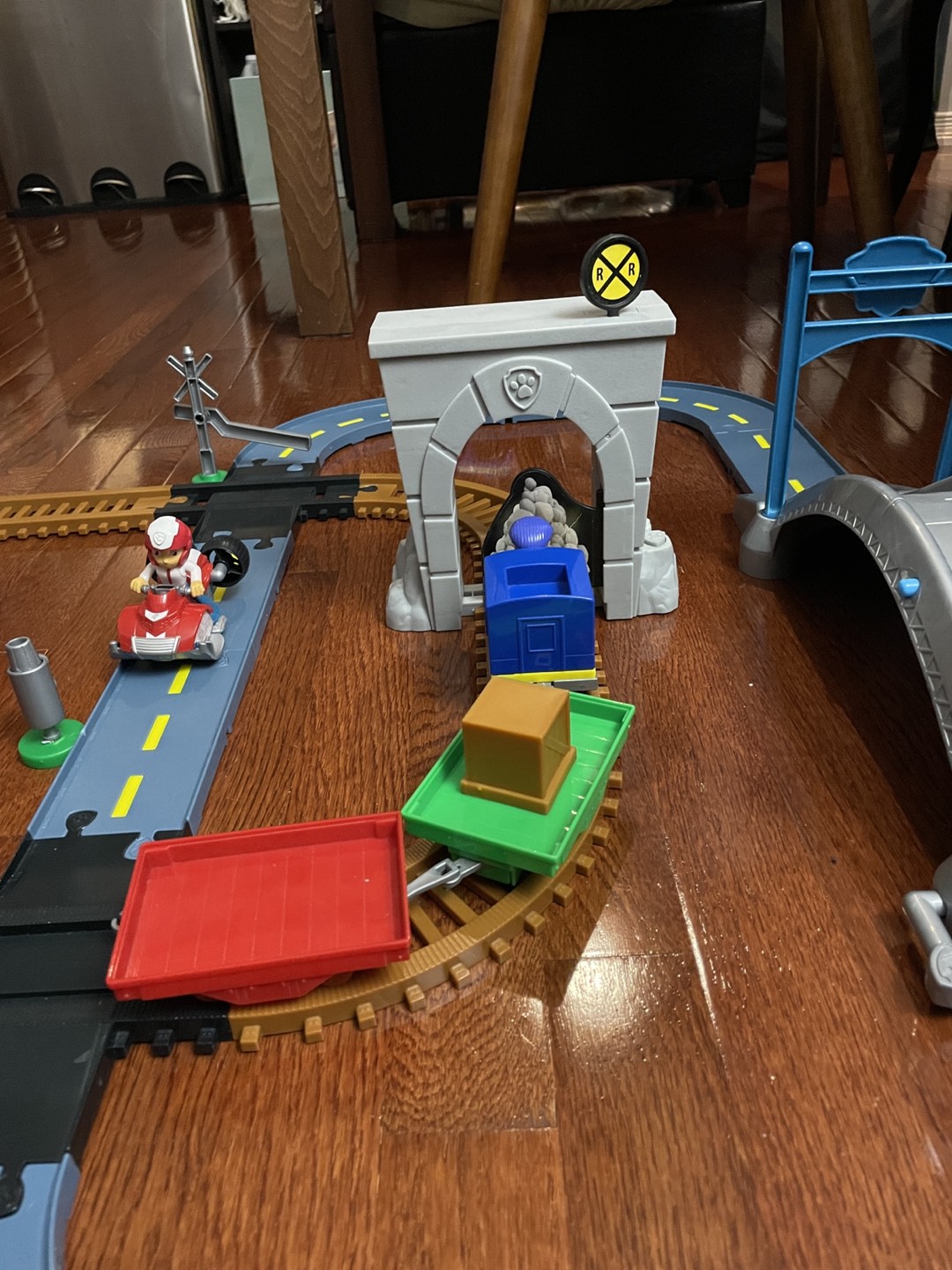 Paw Patrol Toy - Launch N Roll lookout tower set with train set - photo 5