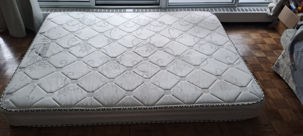 Queen matress