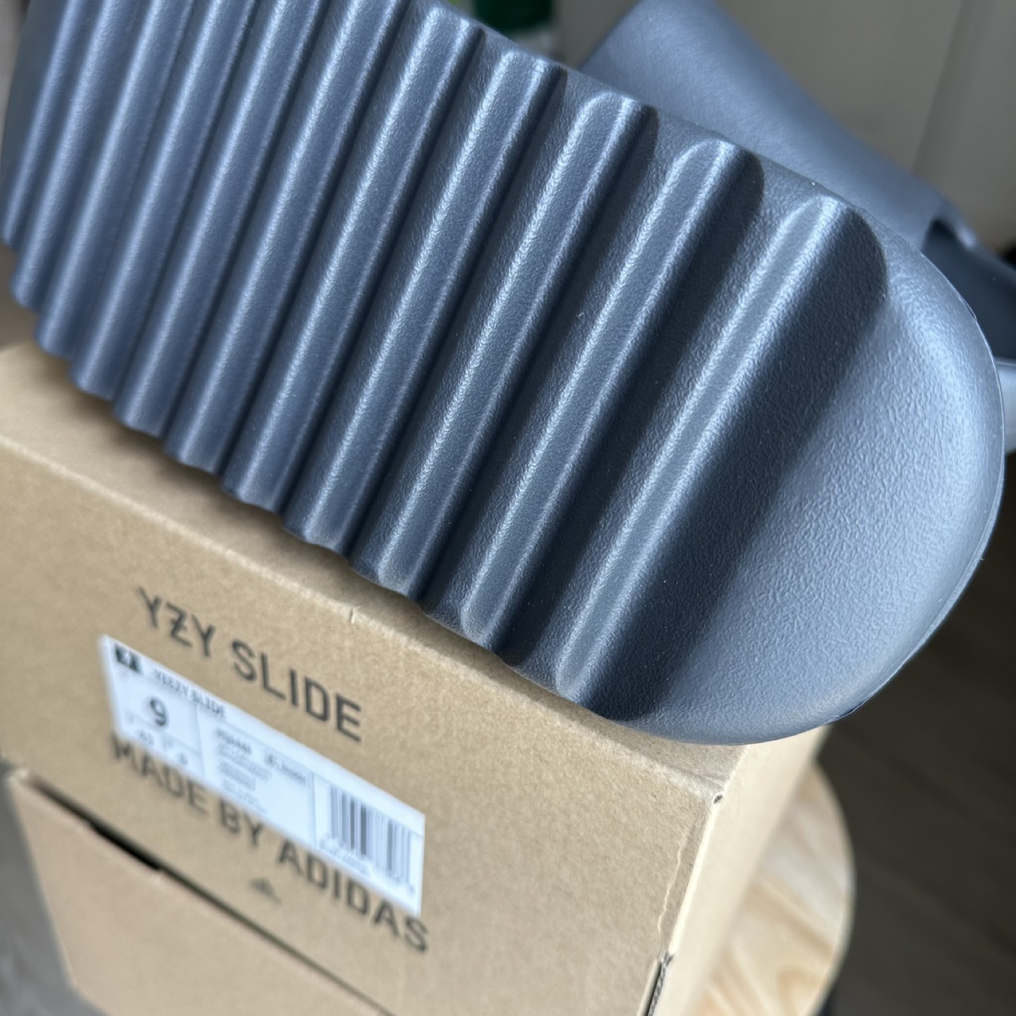 Adidas YEEZY Slides ONYX image indicator(3)