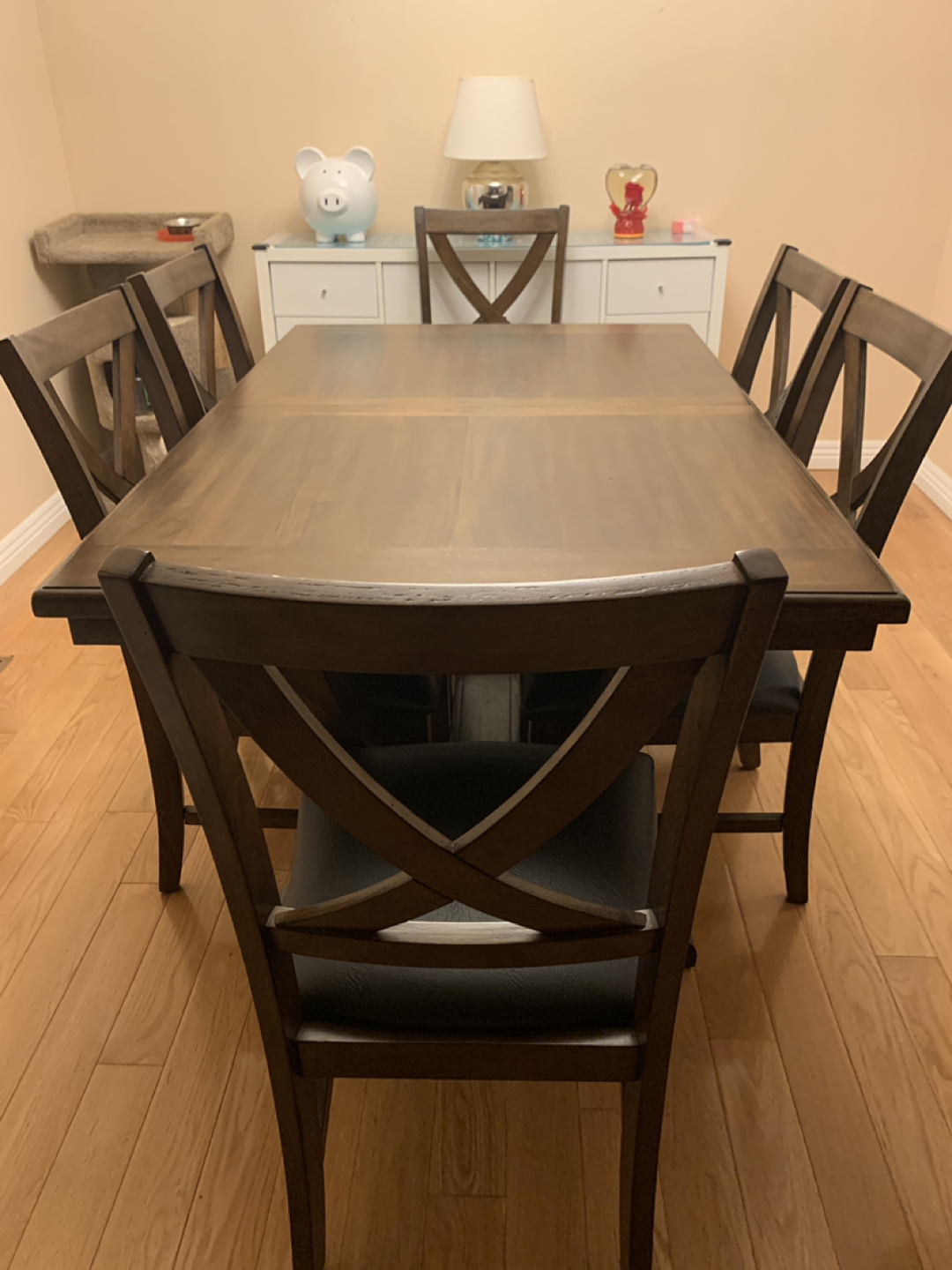 Extendable dining table with 6 chairs