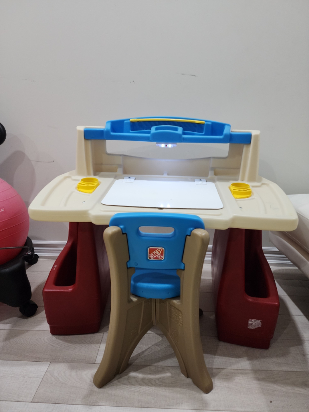 Step2 Deluxe Art Master Desk image indicator(2)