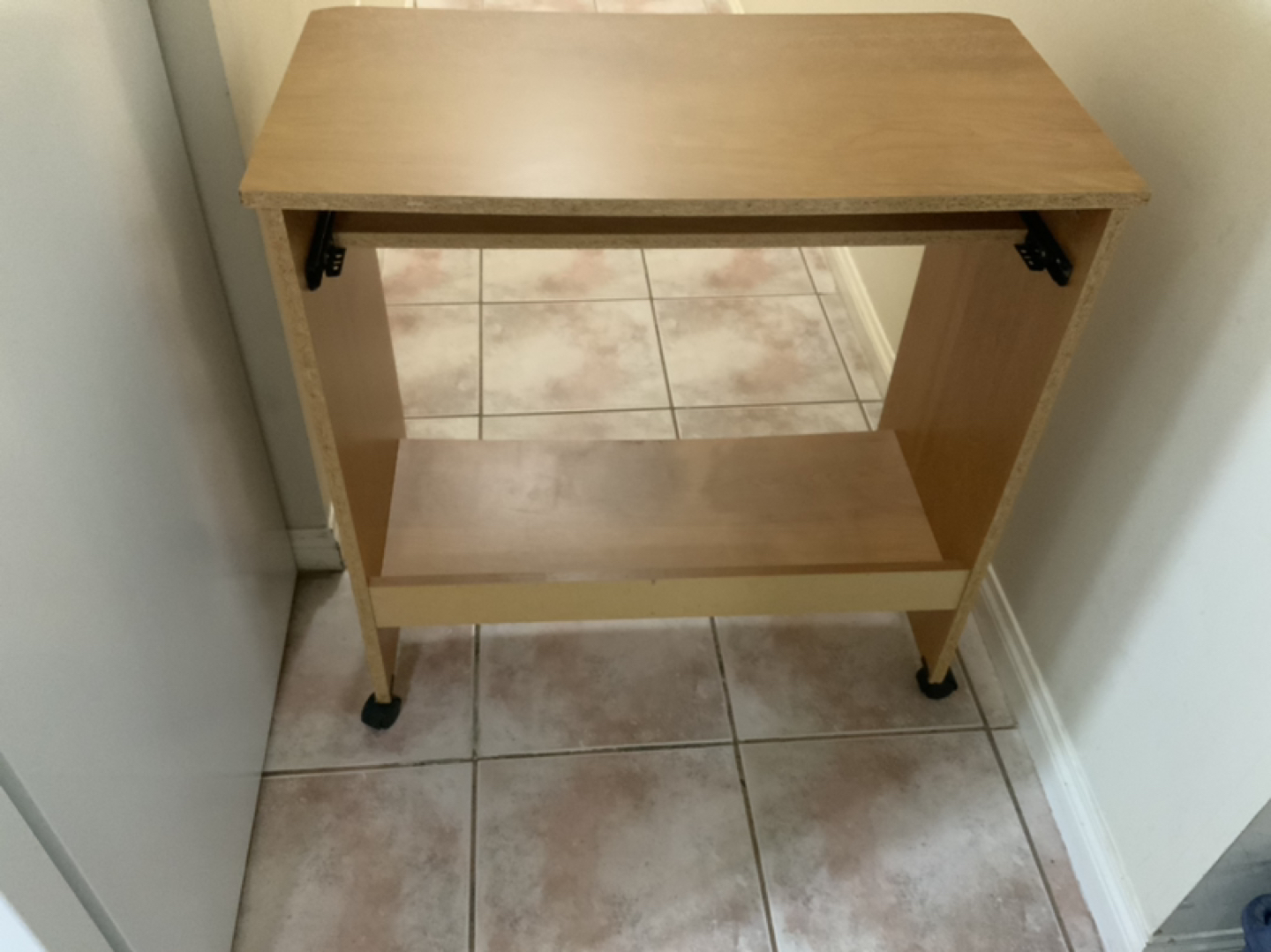 small desk with wheel #freecycle - photo 5