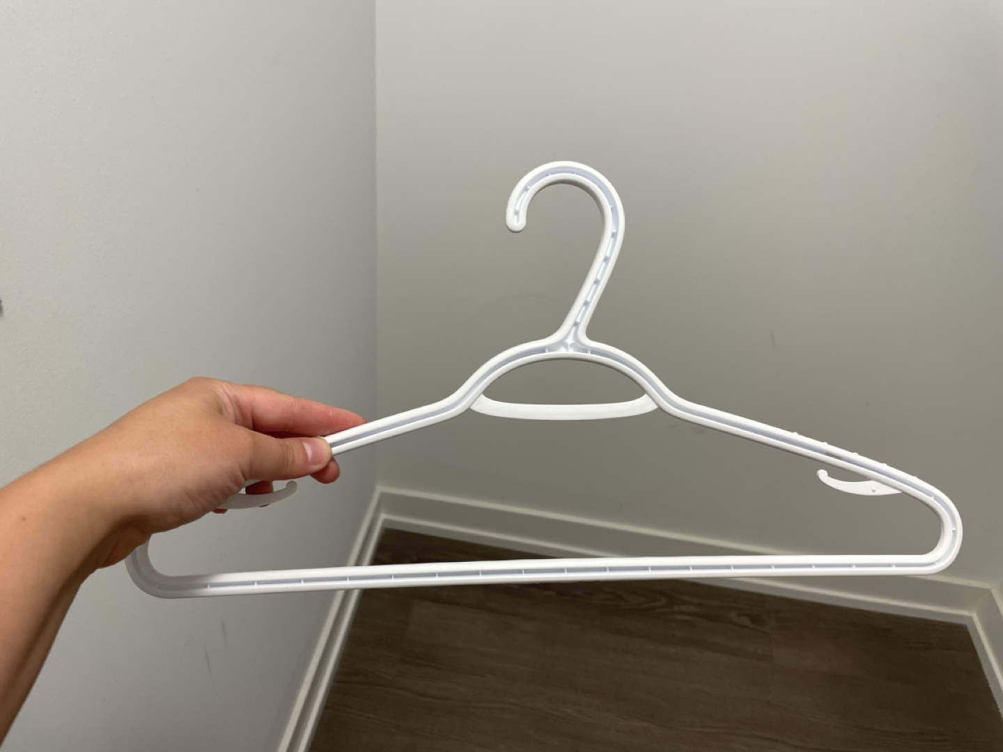 White wardrobe hangers 60 identical pieces image indicator(2)