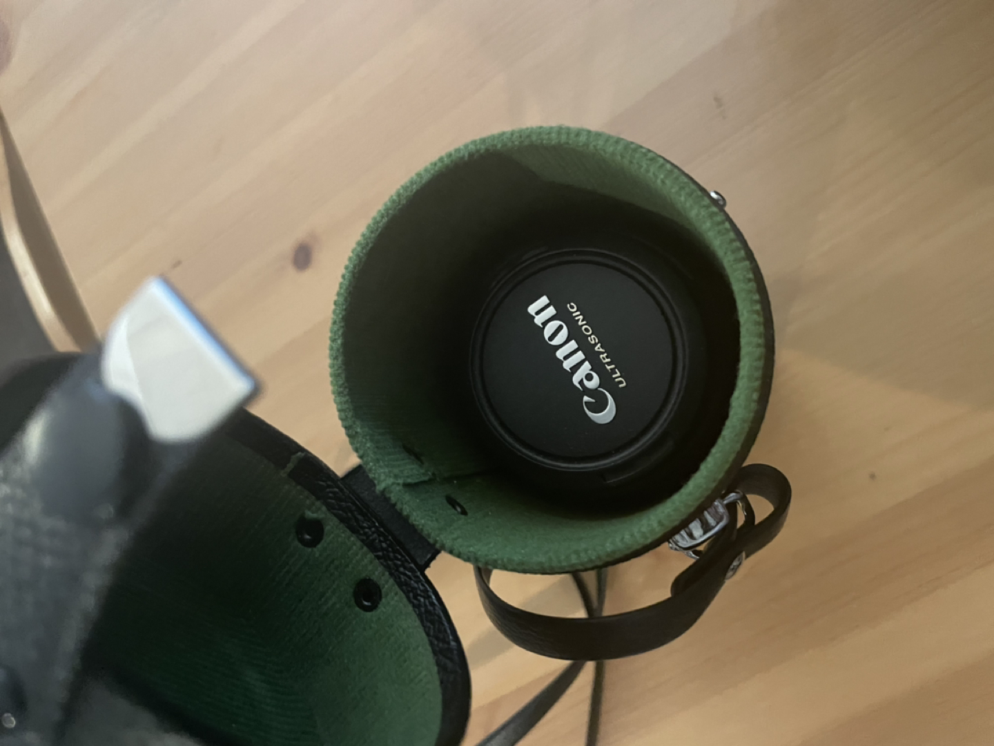 Canon EOS Rebel T3 Bundle (+Bag and Zoom Lens) image indicator(5)