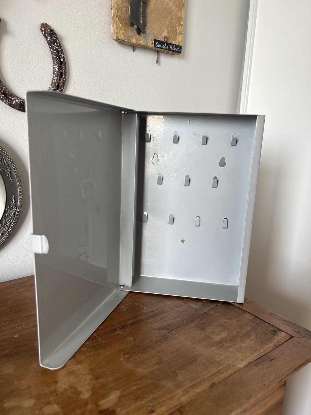 Key Storage Wall compartment image indicator(2)