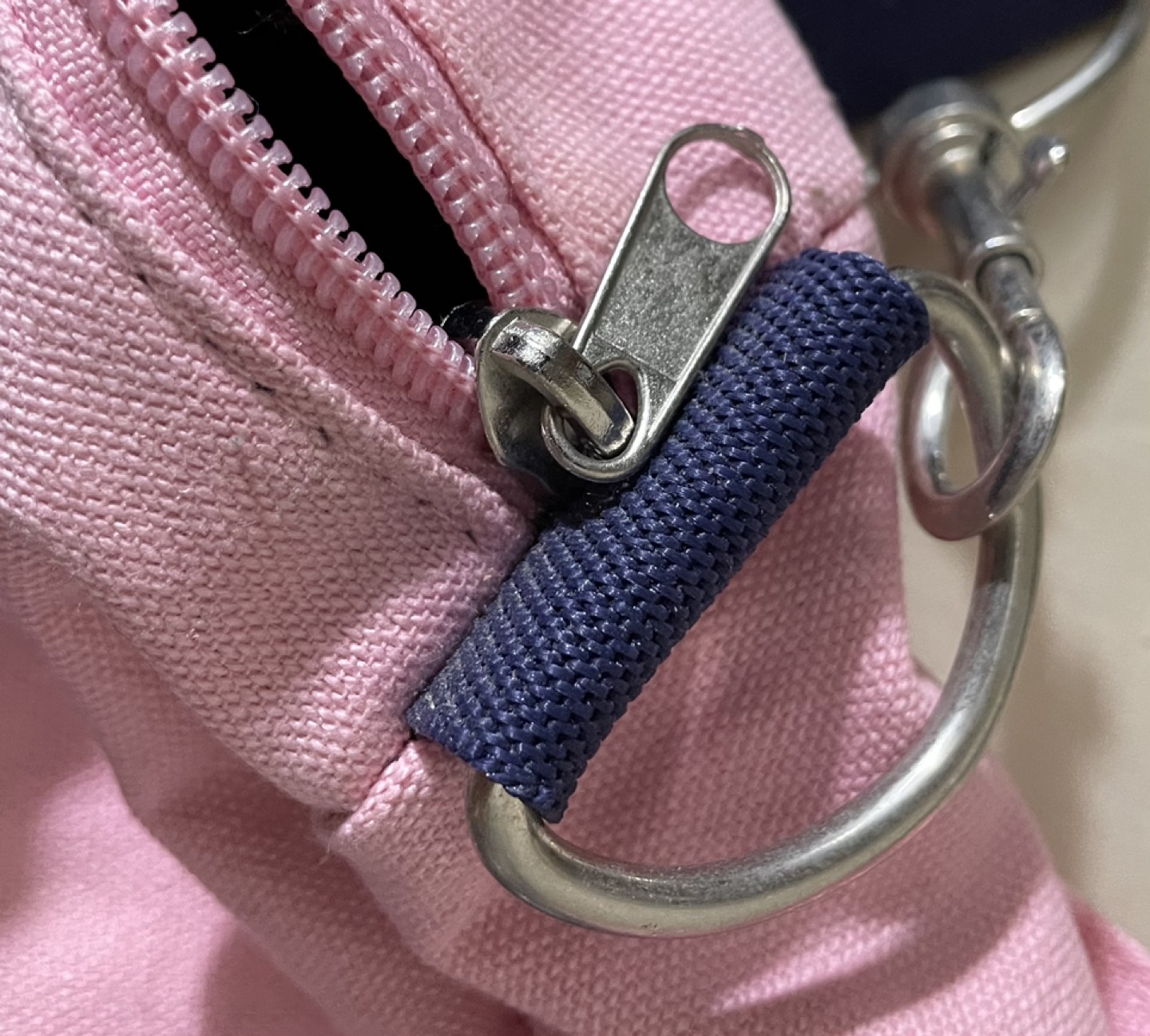 Tommy Hilfiger duffel or gym bag only used one month image indicator(5)