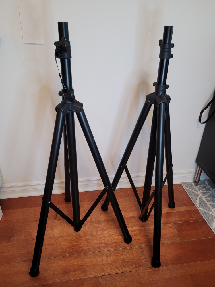 2x Mackie Thump 15A 1300W with speaker stands - photo 3