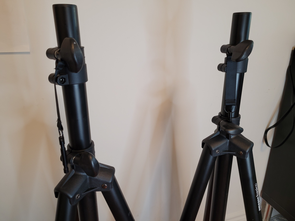 2x Mackie Thump 15A 1300W with speaker stands - photo 4