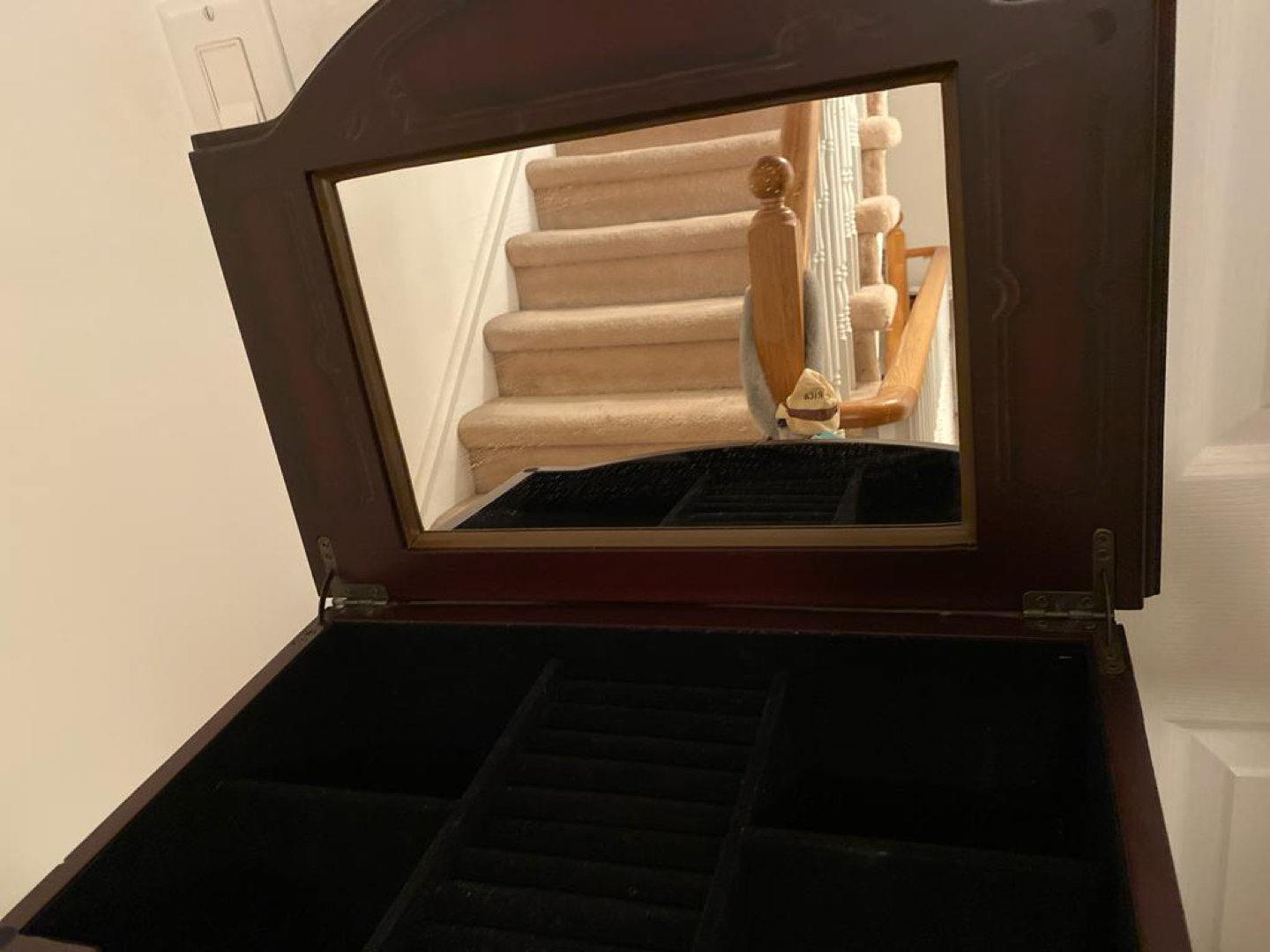 Vintage jewelry armoire - photo 3