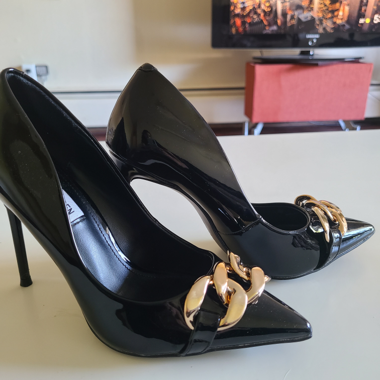 Black Pumps