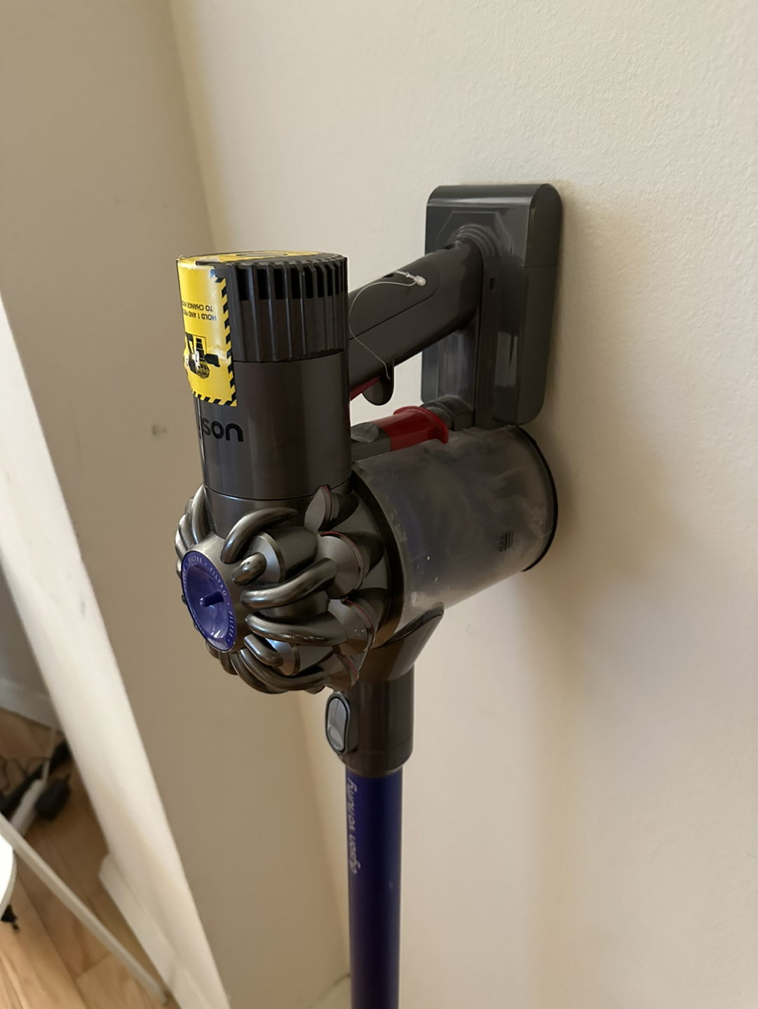 Selling Dyson V6 fluffy - photo 3