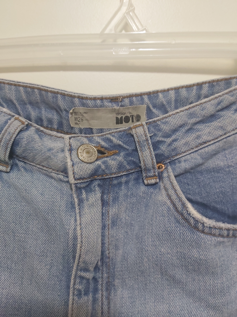TOPSHOP light jean shorts, size 26 image indicator(2)