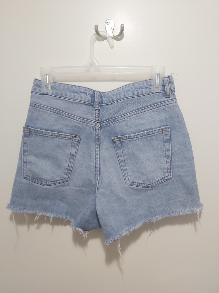 TOPSHOP light jean shorts, size 26 image indicator(3)
