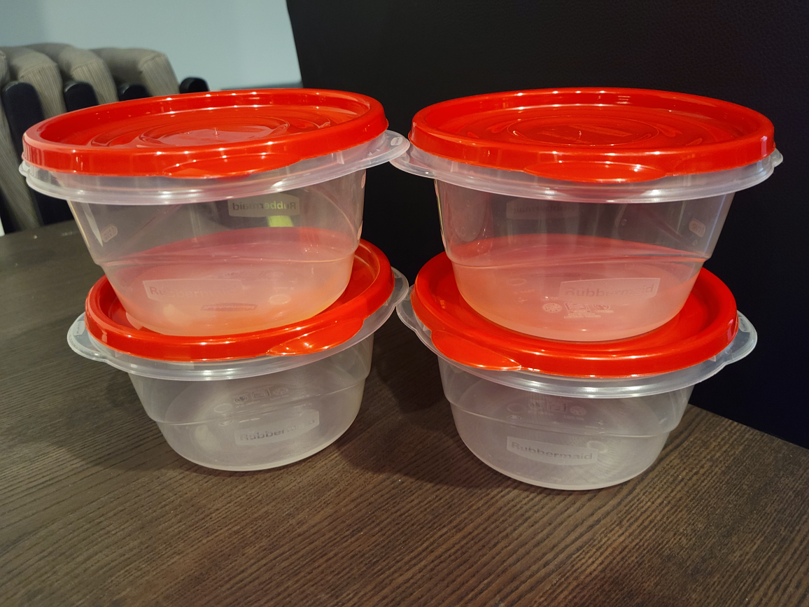 4 Rubbermaid plastic containers