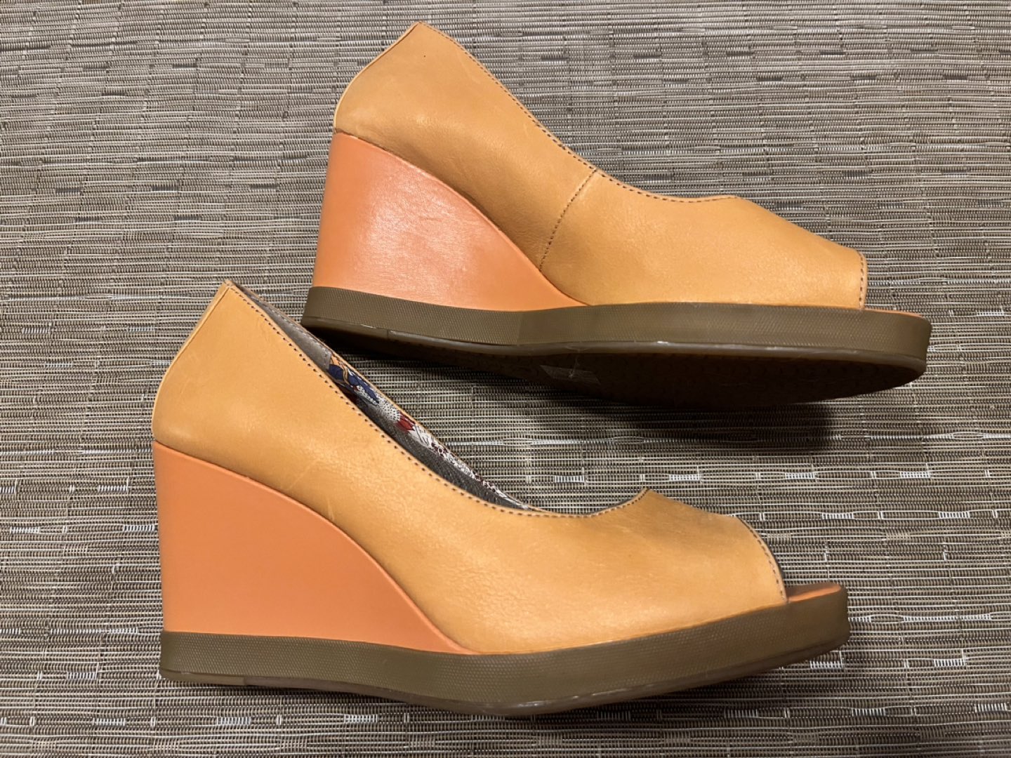 New Hush Puppies Leather Wedge Shoes - Size 8.6 image indicator(3)