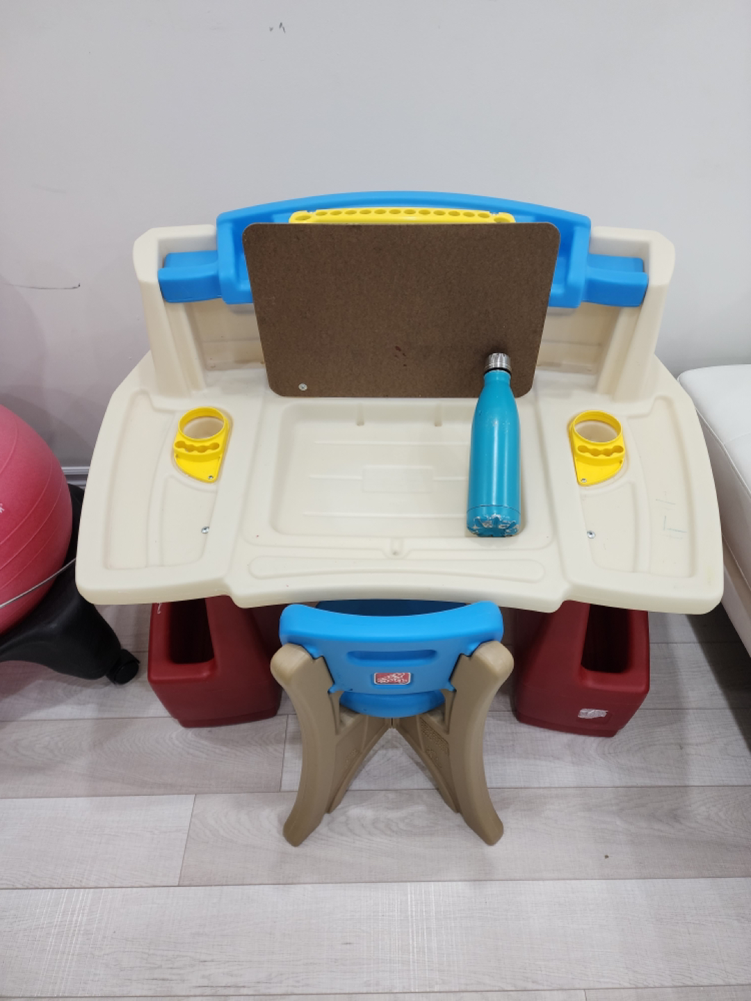 Step2 Deluxe Art Master Desk image indicator(3)