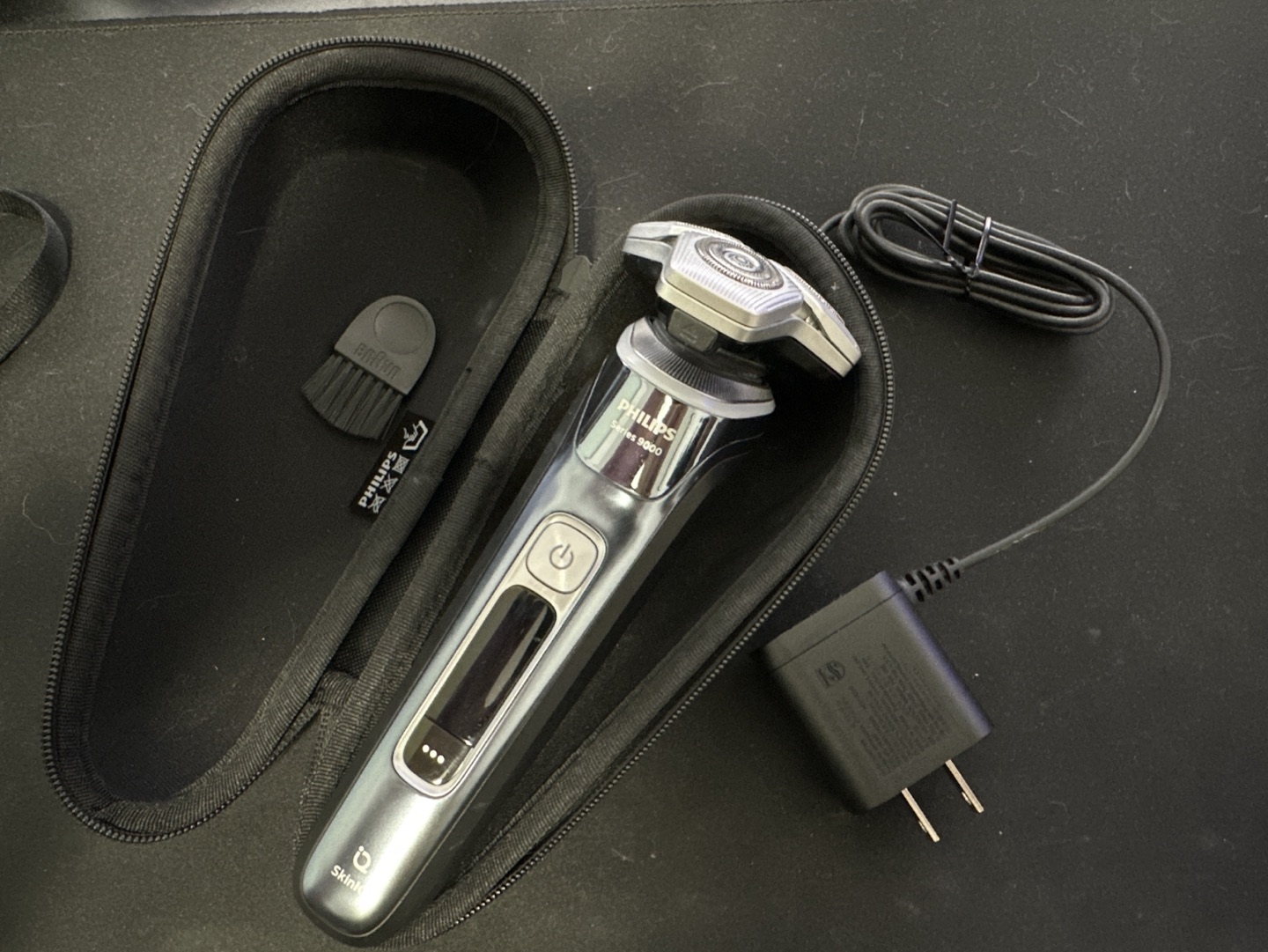Phillips Series 9000 Wet and Dry Shaver thumbnail