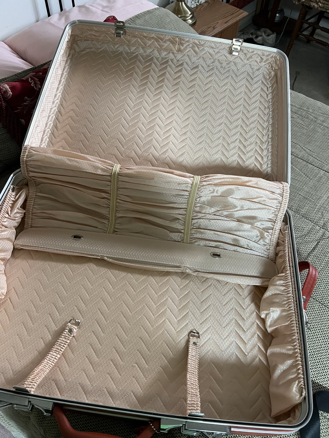 Large dionite luggage - no key image indicator(3)